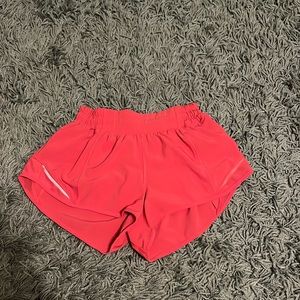 size 2 lip gloss lululemon hotty hot low rise shorts 2.5”